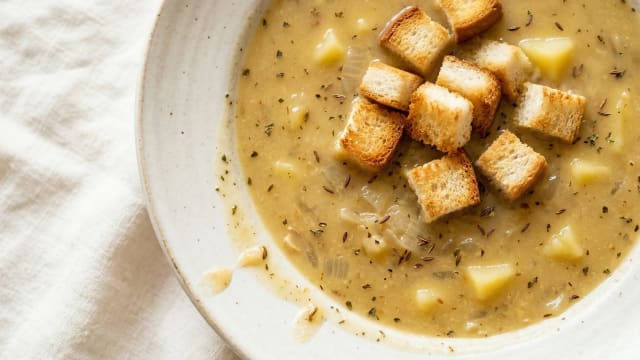 Česnečka (Garlic and Potato Soup)