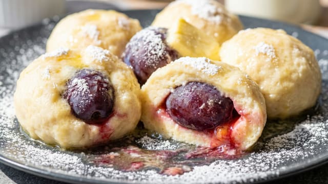 Tvarohové Knedlíky se Švestkami (Quark and Plum Dumplings)