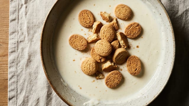 Koldskål med Kammerjunkere (Buttermilk Dessert with Biscuits)