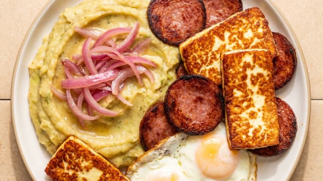 Mangú con Los Tres Golpes (Mashed Plantains with Breakfast Sides)
