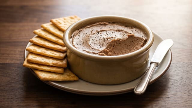 Goose Pâté with Crackers