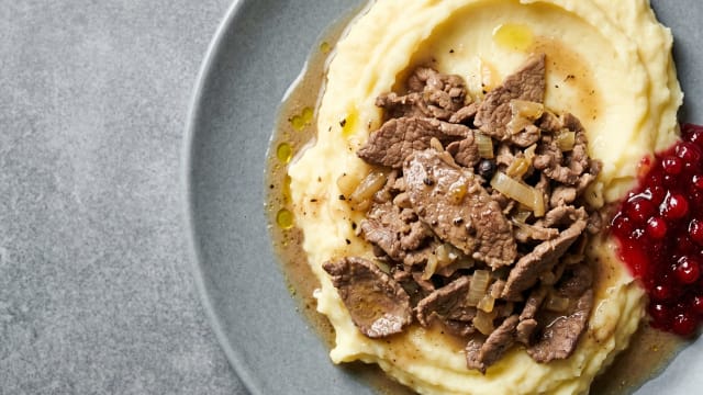 Poronkäristys (Sautéed Reindeer with Mashed Potatoes)