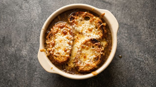 Soupe à l'Oignon Gratinée (French Onion Soup)