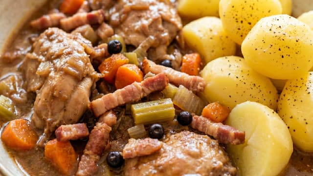 Huesenziwwi (Rabbit Stew with Red Wine and Juniper)