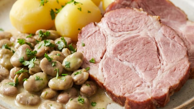 Judd mat Gaardebounen (Smoked Pork with Broad Beans)