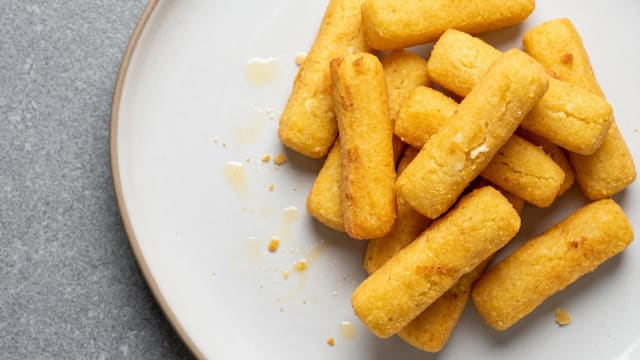 Sorullitos de Maíz (Cornmeal and Cheese Sticks)
