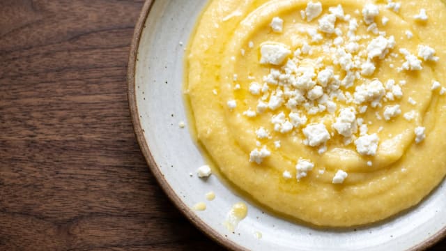 Mămăligă cu Brânză (Polenta with Brined Cheese)