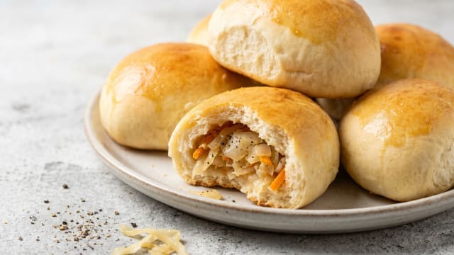 Pirozhki s Kapustoy (Cabbage-Filled Buns)