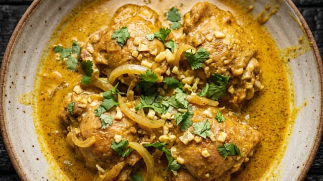 Digaag Qumbe (Chicken in Coconut Sauce)