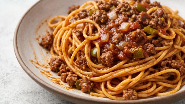 Baasto iyo Suugo (Spaghetti with Spiced Beef Sauce)
