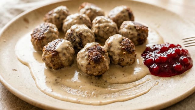 Köttbullar (Swedish Meatballs with Cream Gravy)