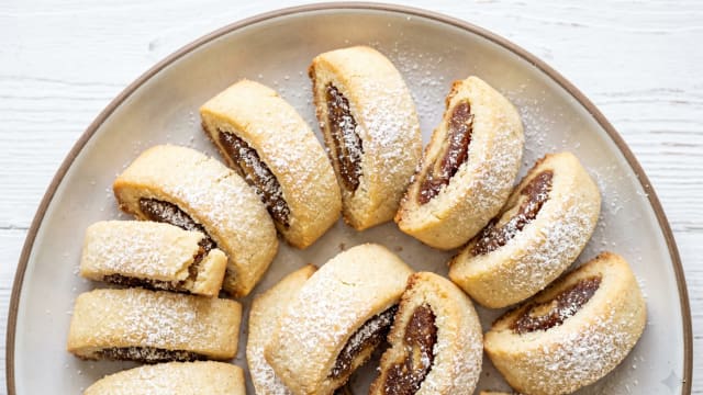 Ma'amoul (Date-Filled Semolina Cookies)