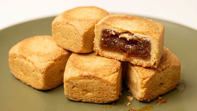 Feng Li Su (Taiwanese Pineapple Cakes)