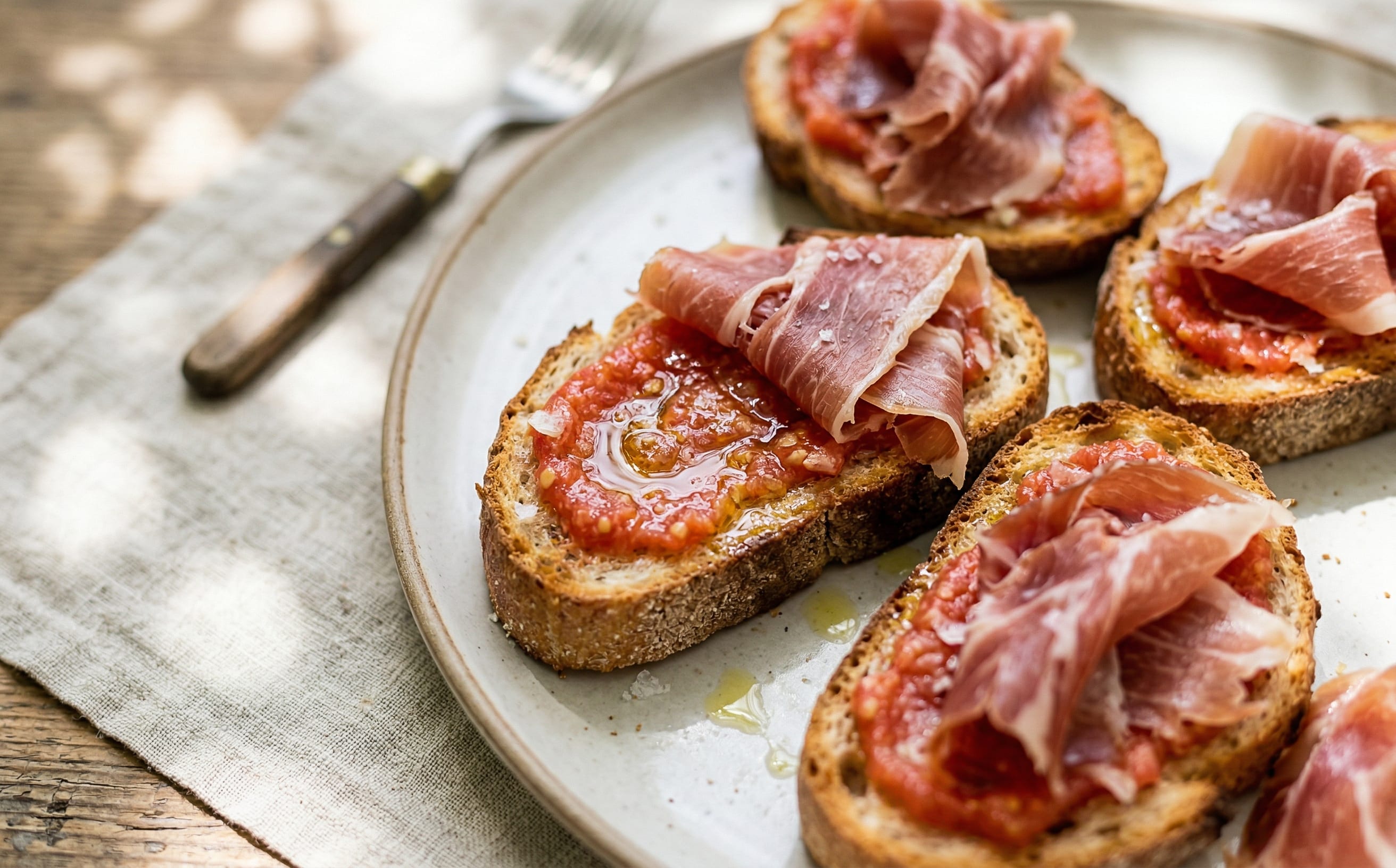 Pa amb Tomàquet i Pernil (Tomato-Rubbed Bread with Ham)