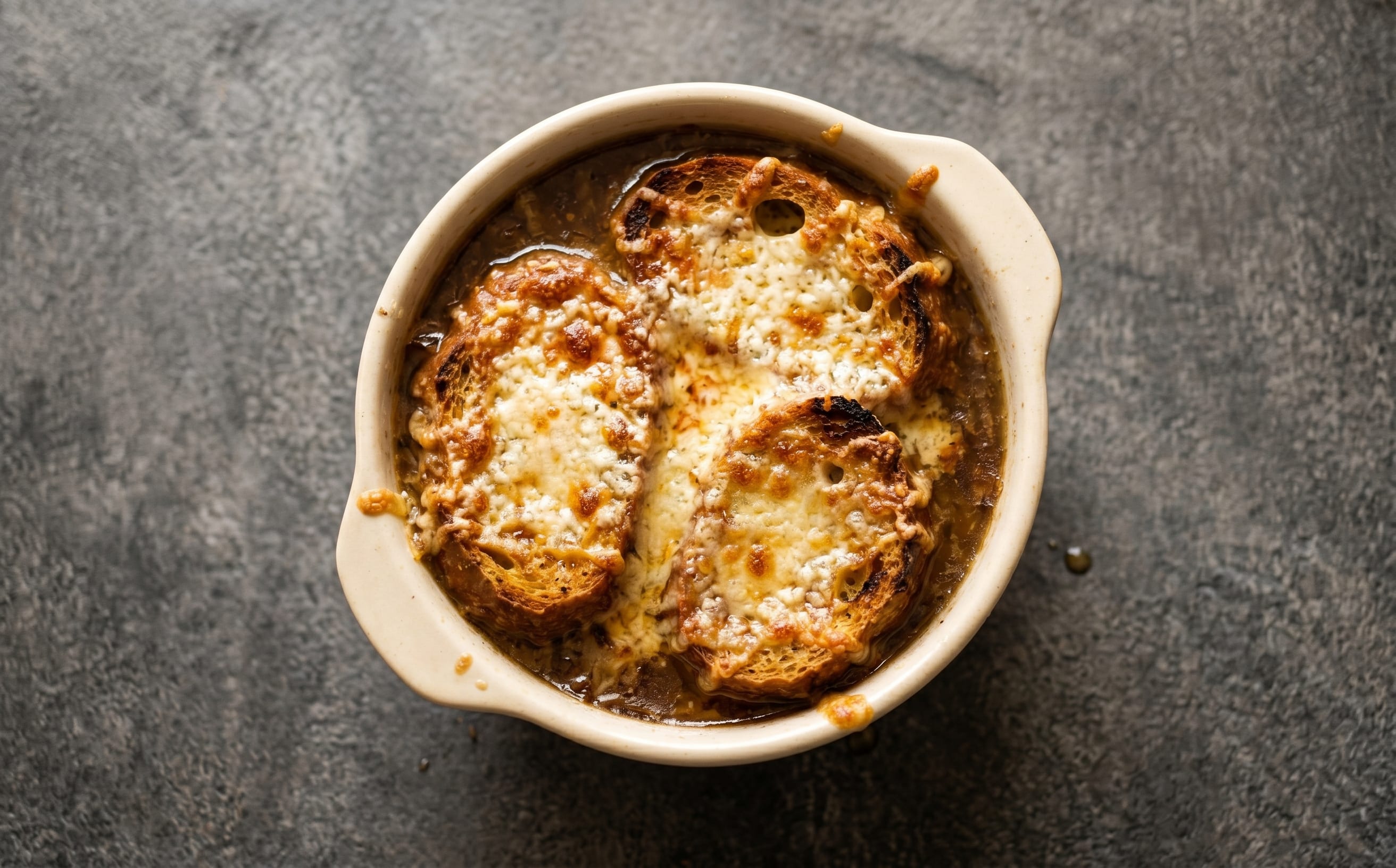 Soupe à l'Oignon Gratinée (French Onion Soup)