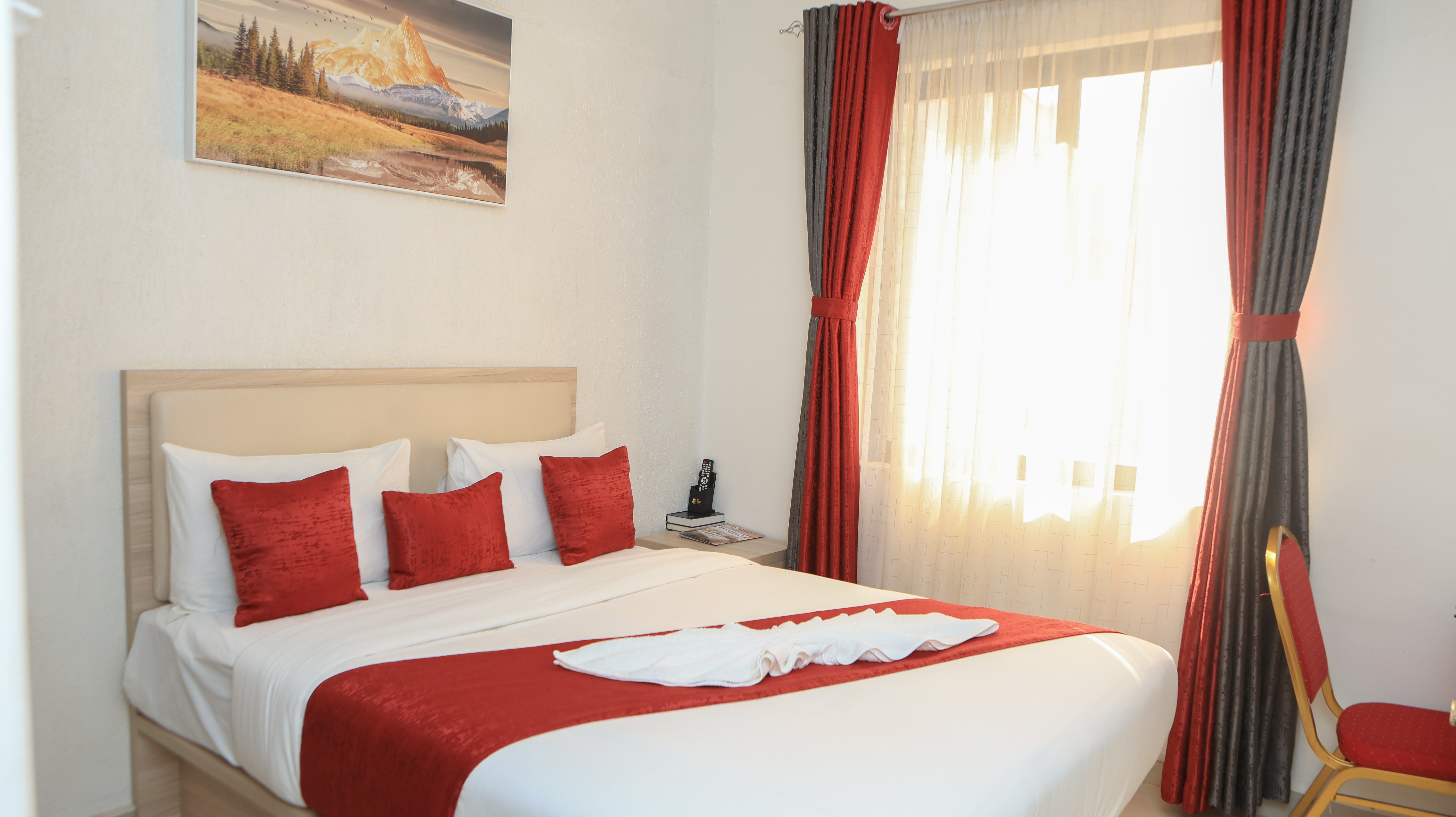 THE GRAND STANDARD ROOM 