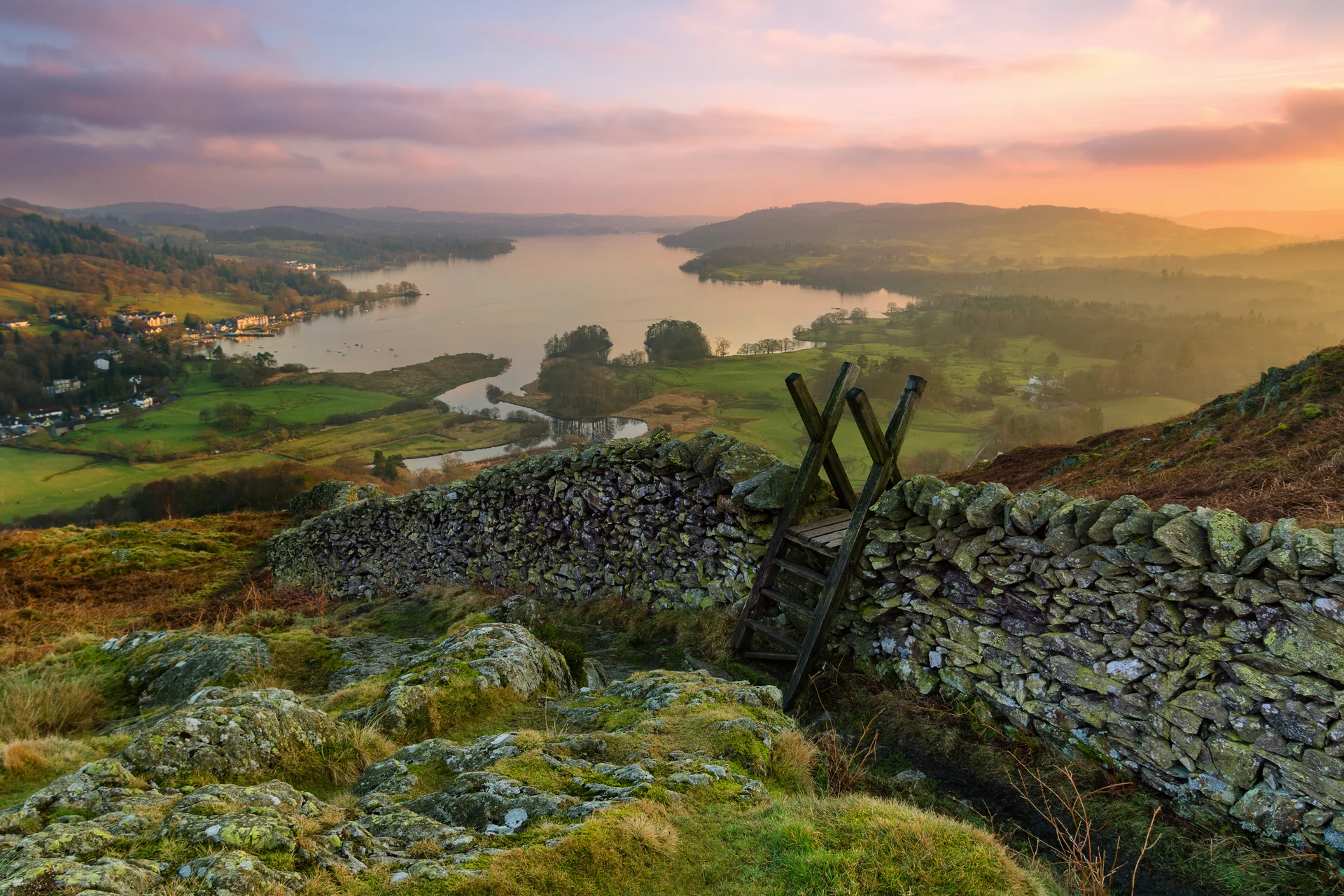 Sonnenuntergang über Windermere im Lake District.