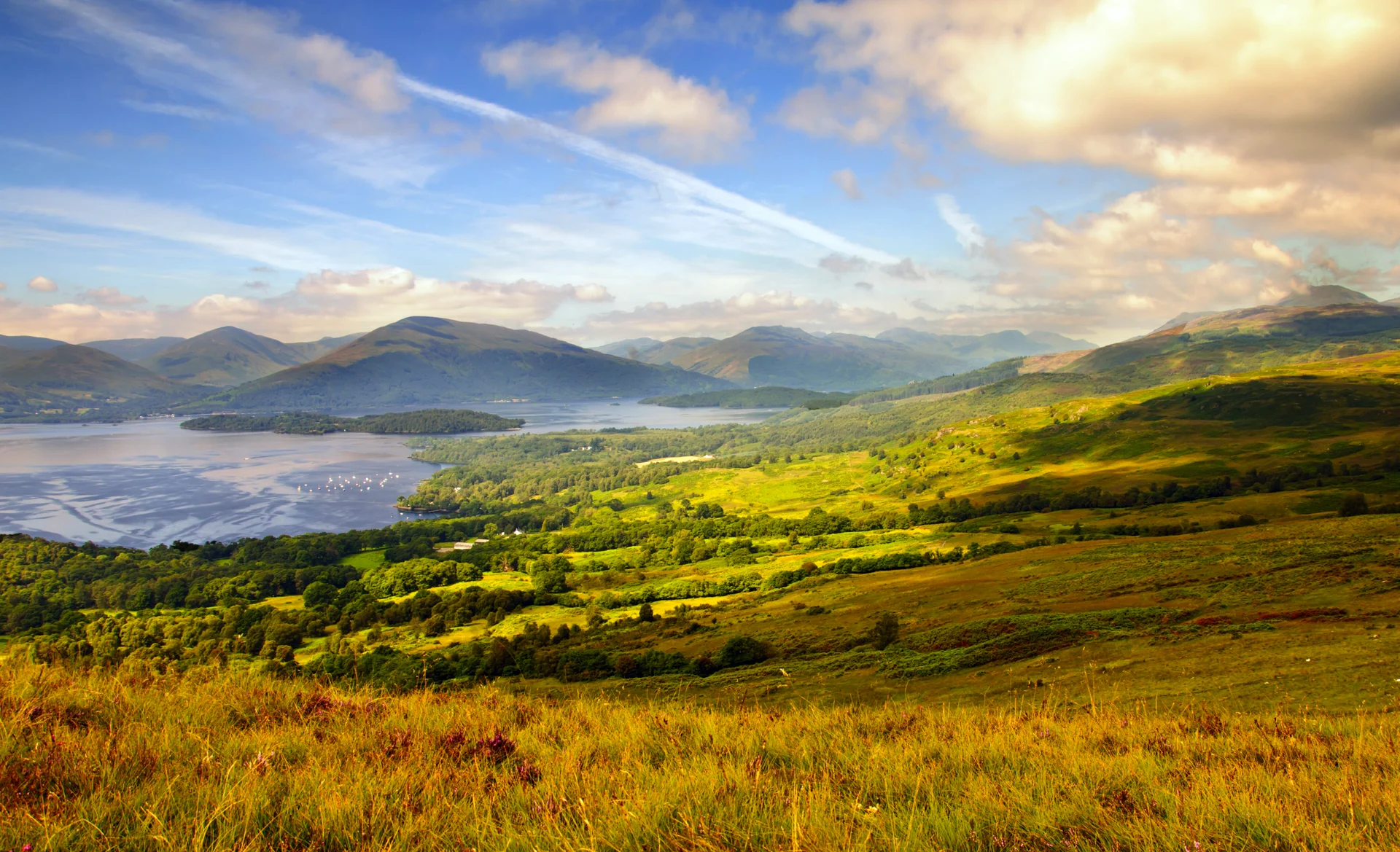Loch Lomond von den Hügeln über dem malerischen Dorf Balmaha aus gesehen.