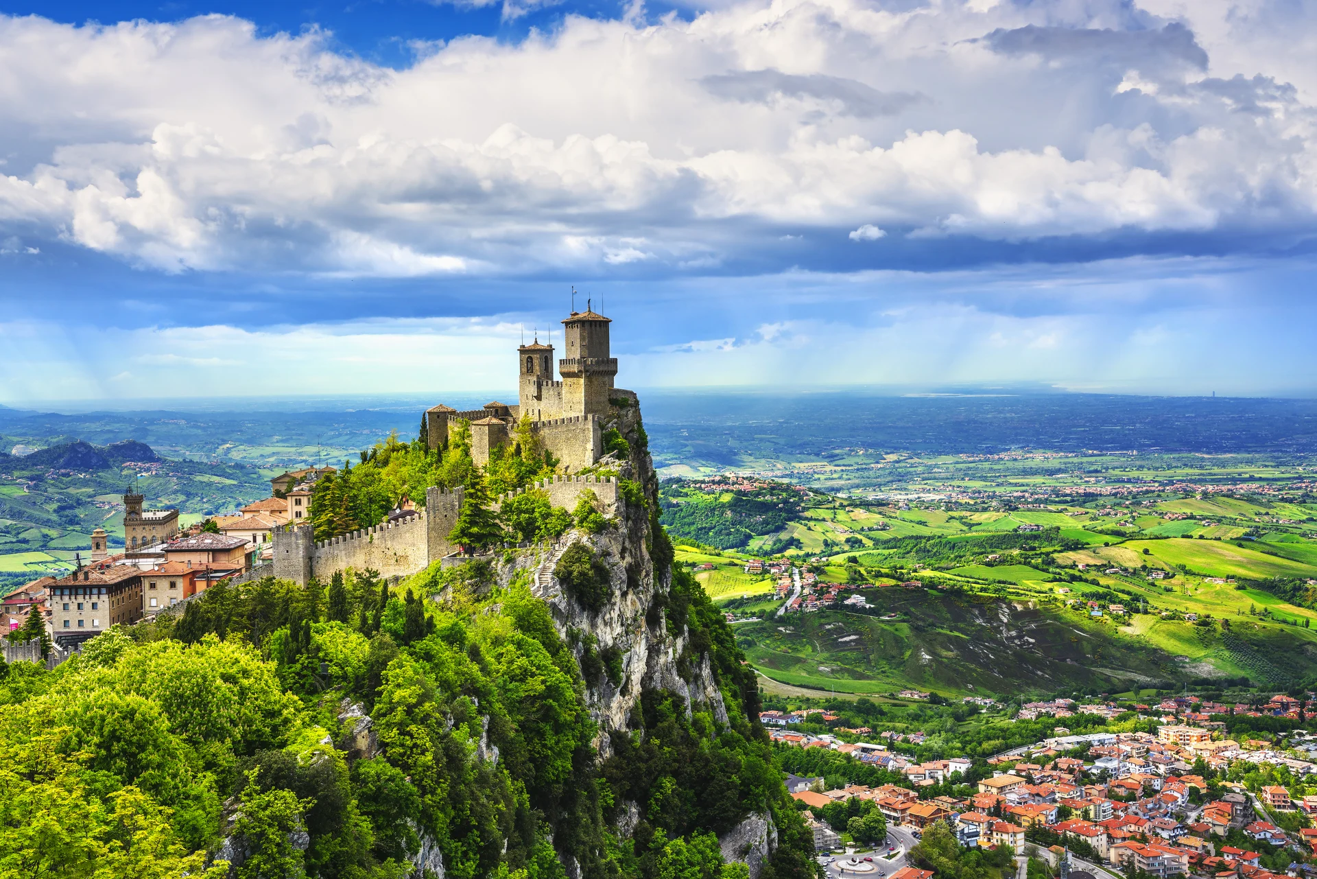 Burg auf einem felsigen Berg mit weitem Blick über die Landschaft von San Marino