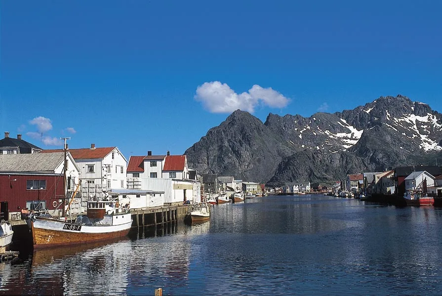 Blick auf den Hafen des Fischerort Henningsvaer.