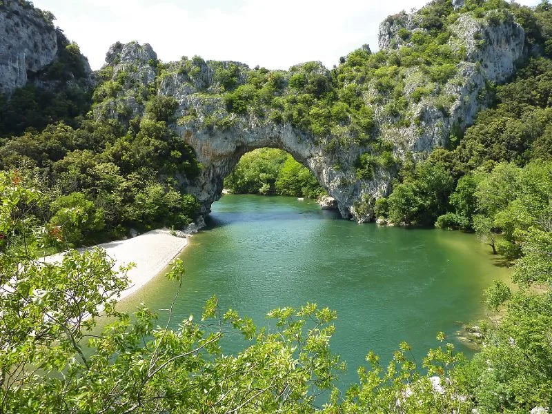 Der berühmte Natursteinbogen Pont d'Arc in der Ardèche.