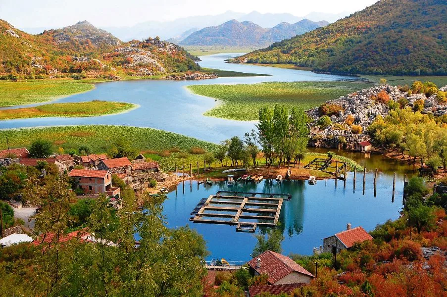 Malerische Landschaft am Skadarsee in Montenegro.