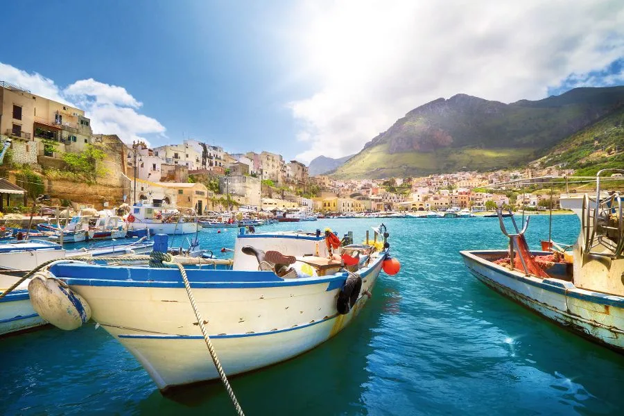 Fischerhafen in Castellammare del Golfo auf den Veloferien Sizilien.