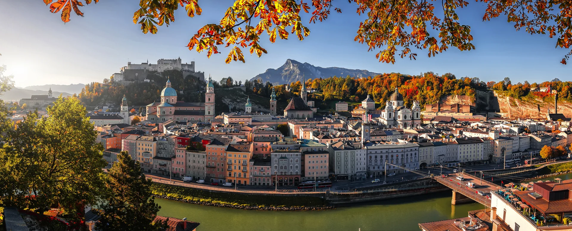 Panorama von Salzburg mit Festung Hohensalzburg im Herbst.