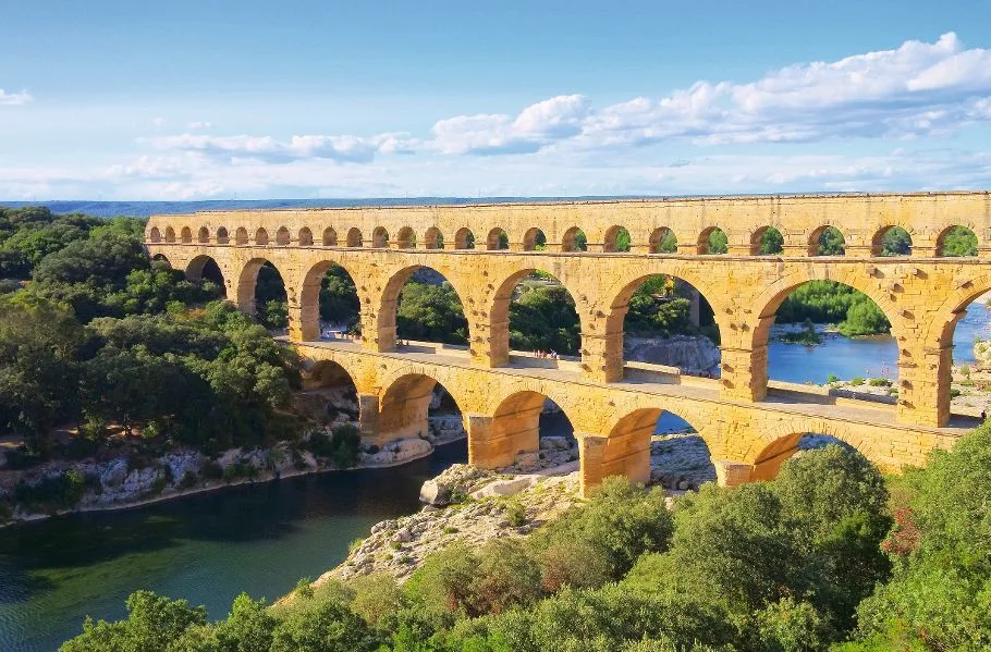 Das berühmte römische Aquädukt Pont du Gard in der Provence.