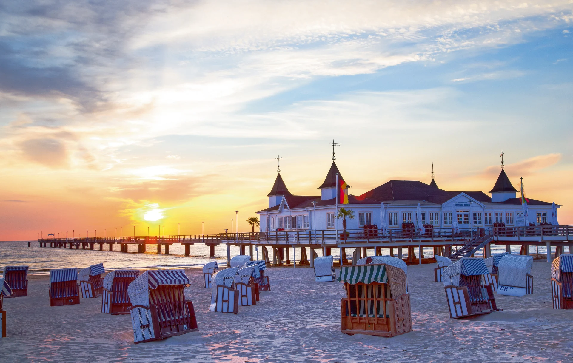 Kaiserbad Ahlbeck bei Sonnenuntergang, Usedom, Deutschland.