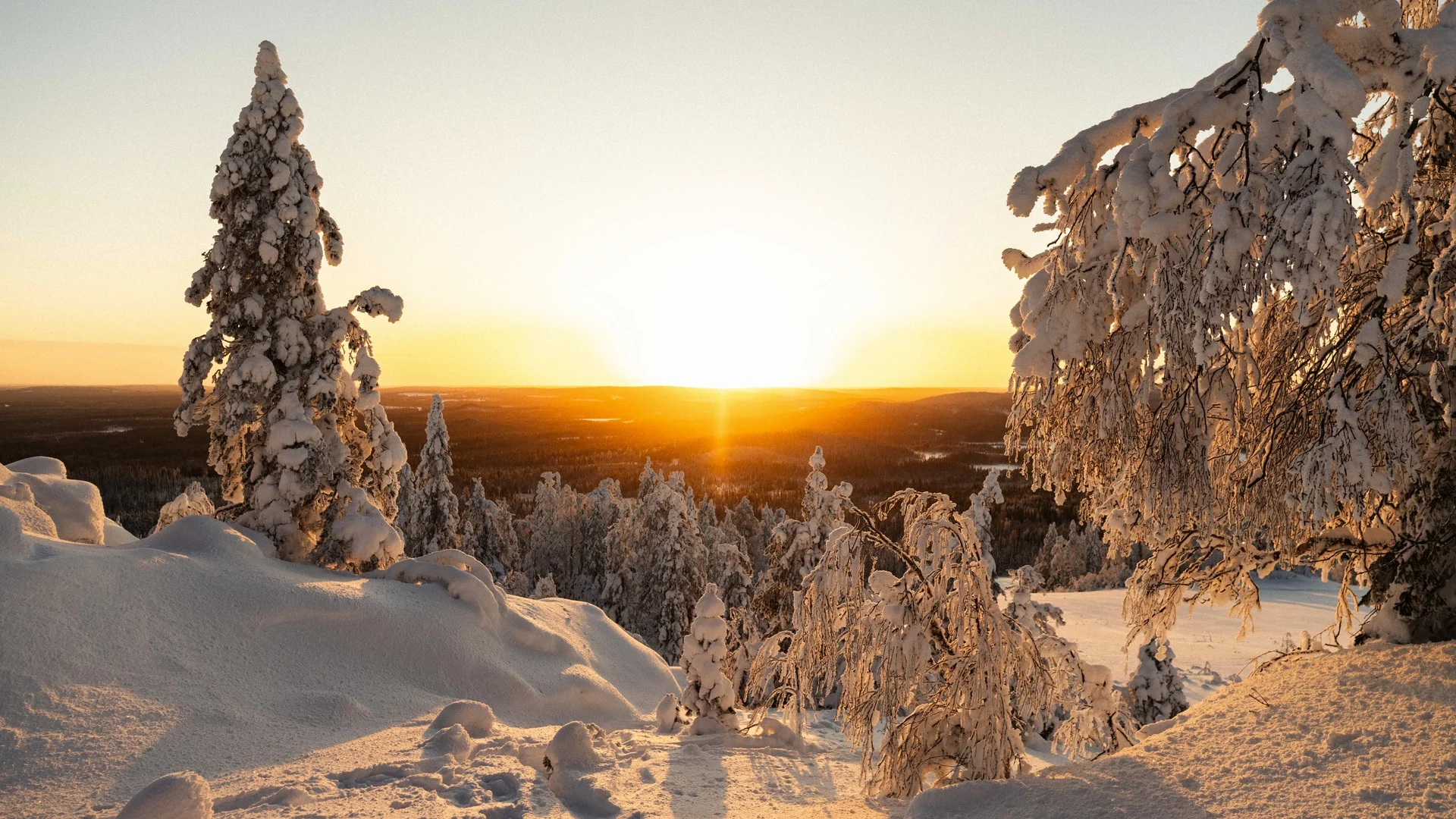 Verschneite Landschaft bei Sonnenuntergang