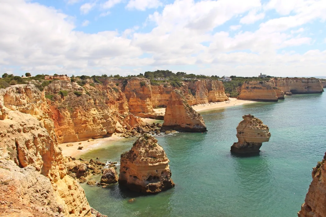 Einzigartige Felsenküste der Algarve auf den individuellen Veloferien.