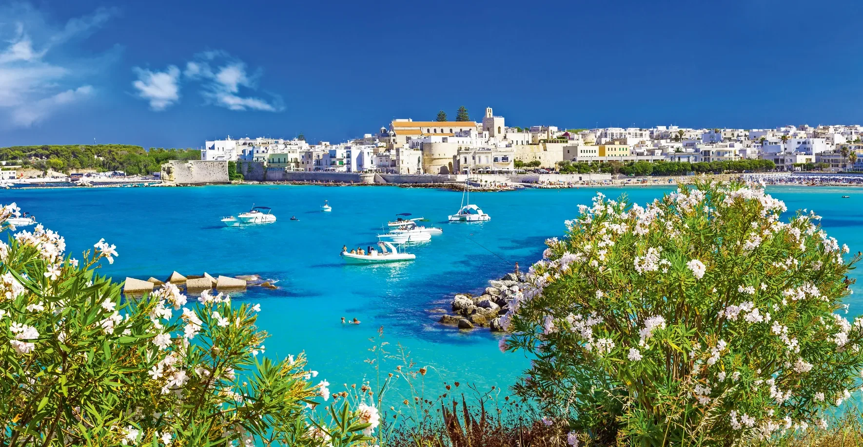 Otranto mit türkisblauem Wasser auf den Veloferien.