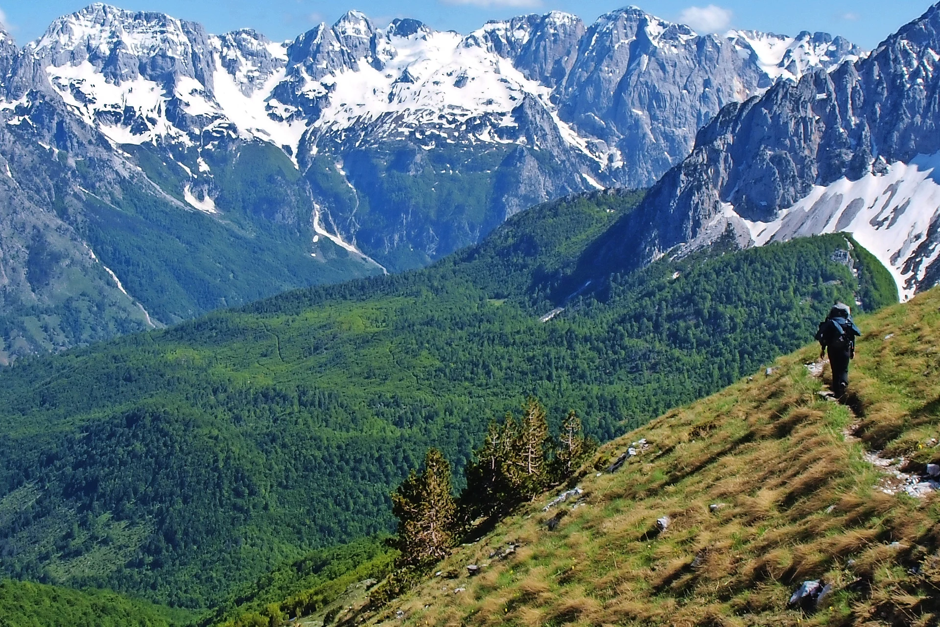 Wanderung mit schönem Ausblick auf die verschneiten Berggipfel der albanischen Alpen, Nordalbanien, Albanien.