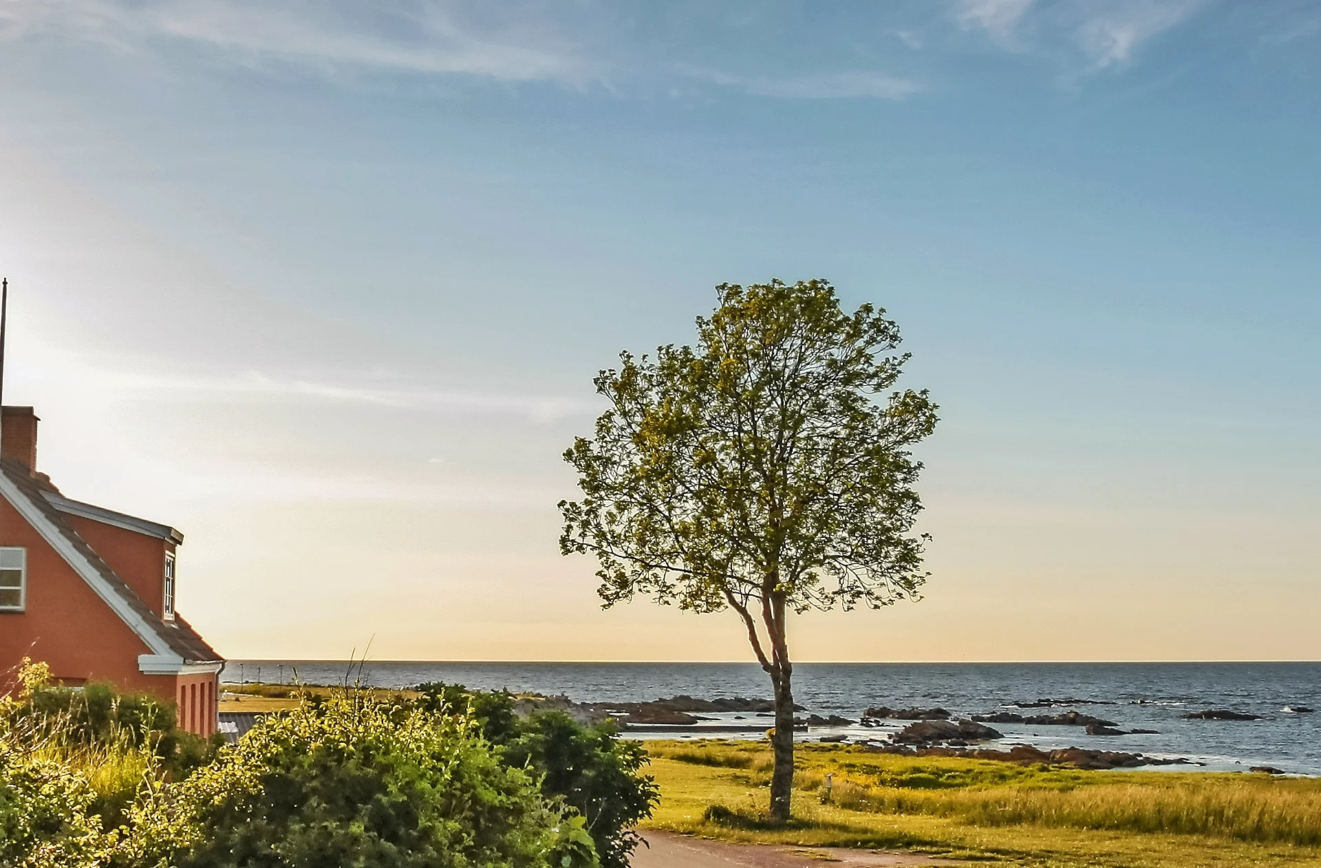 Küstenstrasse auf Bornholm in Dänemark.