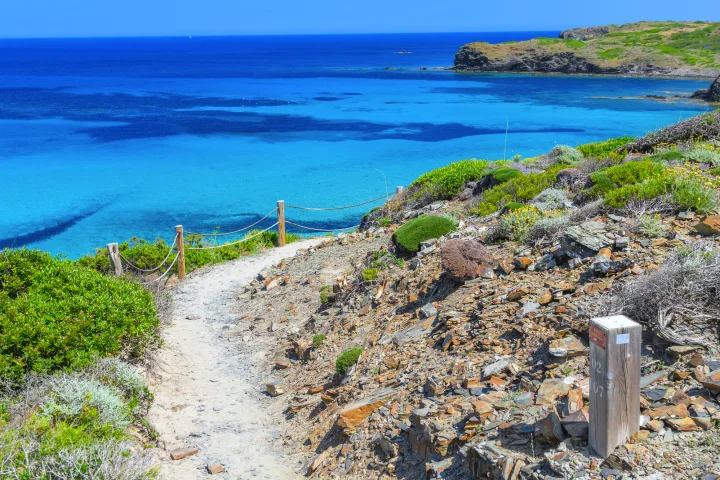 Cami de Cavalls - berühmte Art und Weise um Menorca zu bewandern.