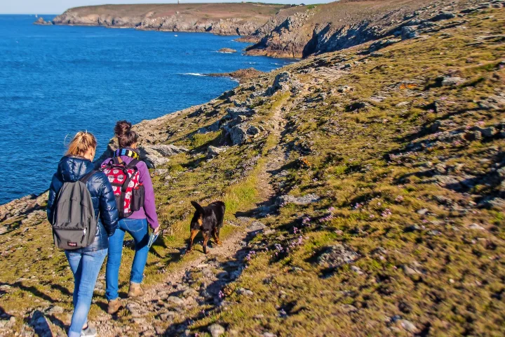 Wandern an der Rosa Granitküste in der Bretagne - Côte de Granit Rose.