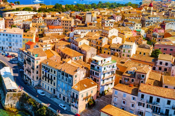 Wanderferien Griechenland mit Panoramablick über Kerkyra, Hauptstadt der Insel Korfu, Griechenland