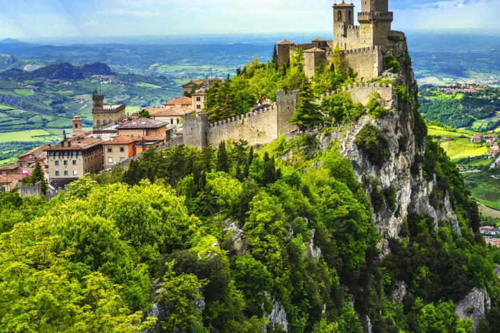 Burg auf einem felsigen Berg mit weitem Blick über die Landschaft von San Marino