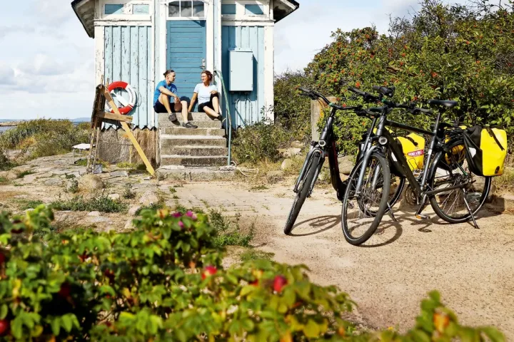 An der Küste in Schweden auf der Fly-Drive Veloreise. 