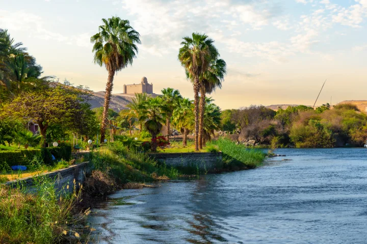 Von Luxor unterwegs auf einem traditionellen Holzschiff