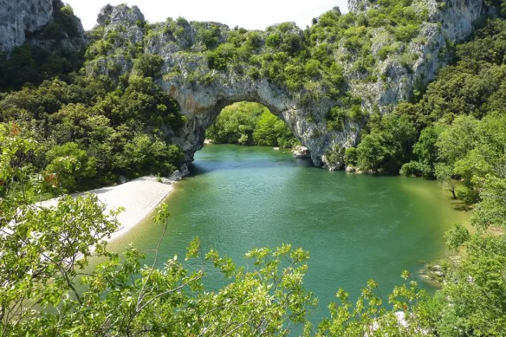 Der berühmte Natursteinbogen Pont d'Arc in der Ardèche.