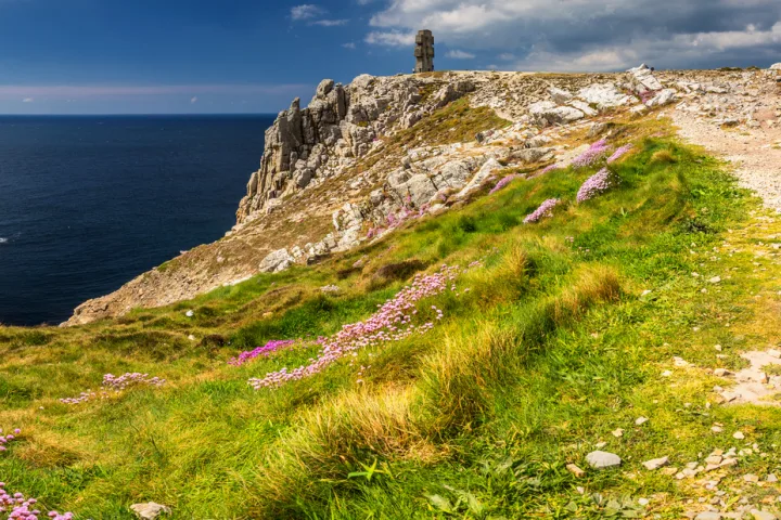 Panorama der Pointe de Pen-Hir in Camaret-sur-Mer, Bretagne, mit felsiger Küste und dem Aux Bretons Monument aus dem Zweiten Weltkrieg.