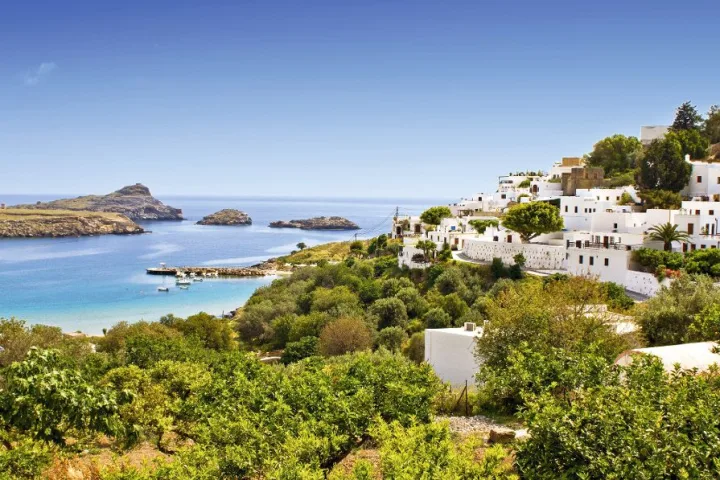 Eine der idyllischen Buchten von Lindos.