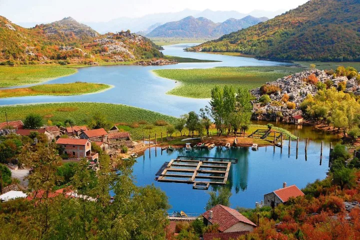 Malerische Landschaft am Skadarsee in Montenegro.