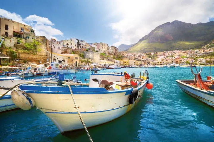 Fischerhafen in Castellammare del Golfo auf den Veloferien Sizilien.