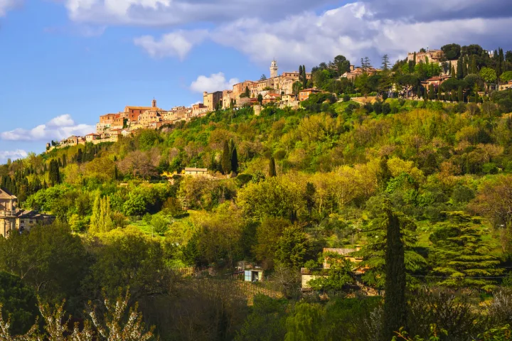 Kirche San Biagio und das mittelalterliche Dorf Montepulciano in der toskanischen Hügellandschaft.