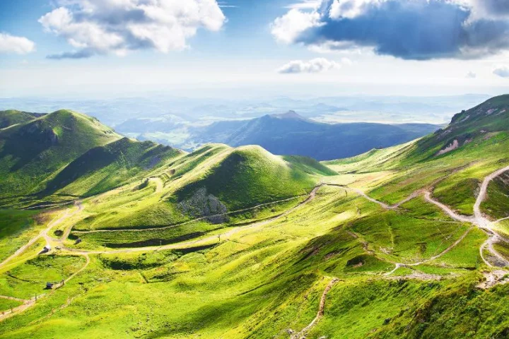 Wanderferien Auvergne mit atemberaubender Aussicht über die eindrücklichen Vulkankegel.