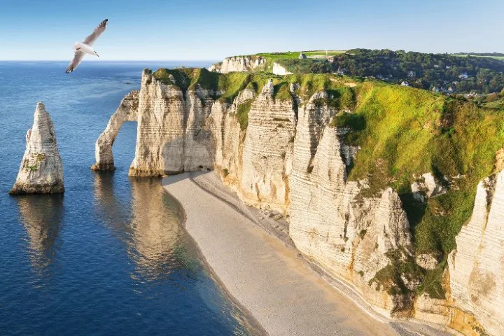 Klippen von Étretat in der Normandie, Frankreich Flussfahrt Seine