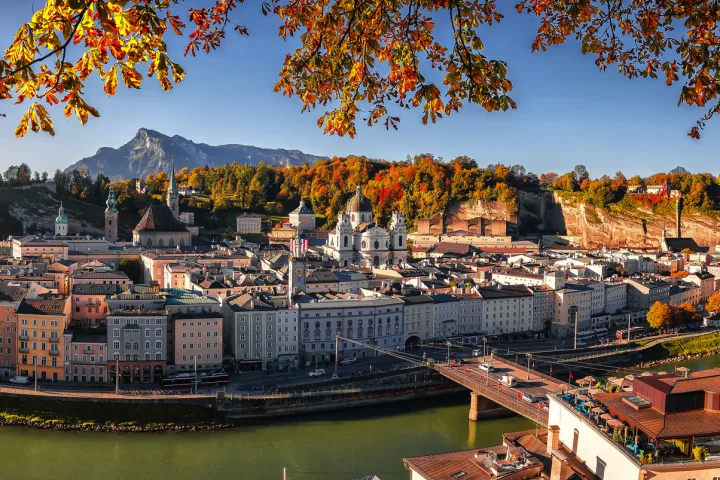 Panorama von Salzburg mit Festung Hohensalzburg im Herbst.